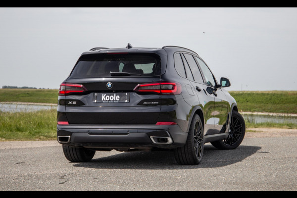 BMW X5 xDrive45e Executive CARPLAY / CAMERA / DEALER ONDERHOUDEN / LEER / STOELVERWARMING / BLACK ON BLACK