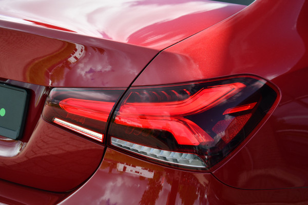 Mercedes-Benz A-Klasse 250 e AMG-Line Pano 19inch Night Patagonia-red!