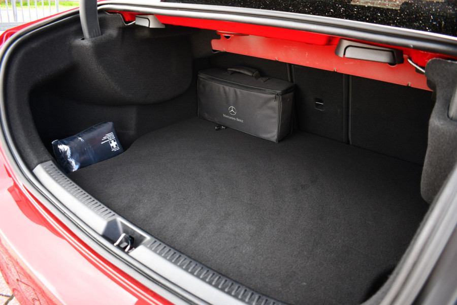 Mercedes-Benz A-Klasse 250 e AMG-Line Pano 19inch Night Patagonia-red!