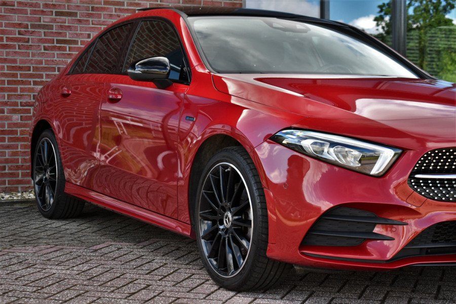 Mercedes-Benz A-Klasse 250 e AMG-Line Pano 19inch Night Patagonia-red!