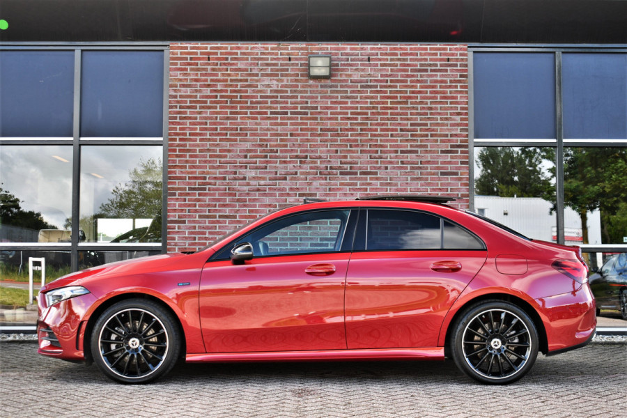 Mercedes-Benz A-Klasse 250 e AMG-Line Pano 19inch Night Patagonia-red!