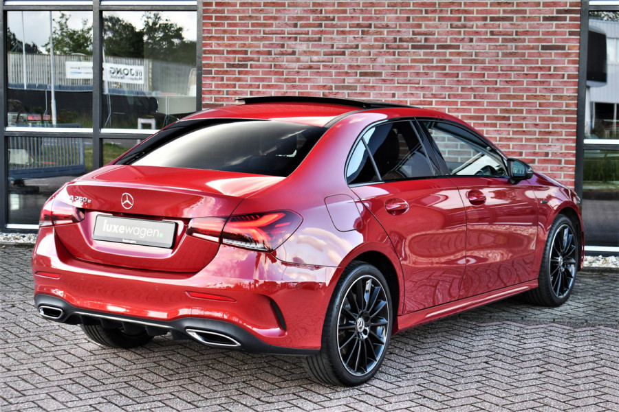 Mercedes-Benz A-Klasse 250 e AMG-Line Pano 19inch Night Patagonia-red!