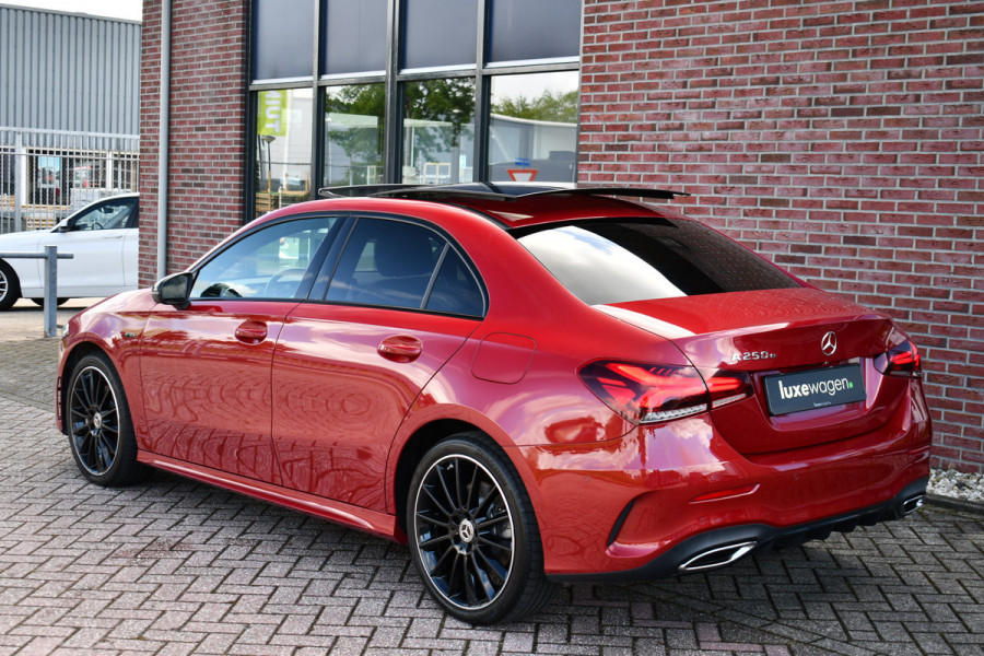 Mercedes-Benz A-Klasse 250 e AMG-Line Pano 19inch Night Patagonia-red!