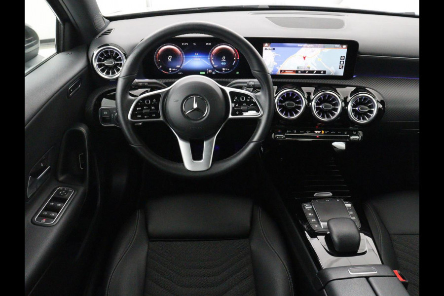 Mercedes-Benz A-Klasse 250e Style | SOH 92% | Stoelverwarming | Sfeerverlichting | Keyless | Camera | Navigatie | Widescreen | Half leder | Side Assist | Climate control | Bluetooth | PHEV | Plug In