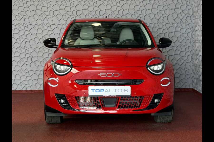 Fiat 600 1.2 HYBRID LA PRIMA STOELVERW. ELEK.KLEP LEER MASSAGE CAMERA CARPLAY ADAP.CRUISE ELEK.STOEL 18''LMV ✅ Top Auto Fiat Wijchen , 30 Jaar ervaring in Fiat , Wij leveren de : Icon / La Prima / Pop / Sport . Urban / Benzine / Hybrid . Met Fabrieksgarantie ✅