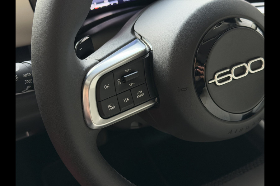 Fiat 600 1.2 HYBRID LA PRIMA STOELVERW. ELEK.KLEP LEER MASSAGE CAMERA CARPLAY ADAP.CRUISE ELEK.STOEL 18''LMV ✅ Top Auto Fiat Wijchen , 30 Jaar ervaring in Fiat , Wij leveren de : Icon / La Prima / Pop / Sport . Urban / Benzine / Hybrid . Met Fabrieksgarantie ✅