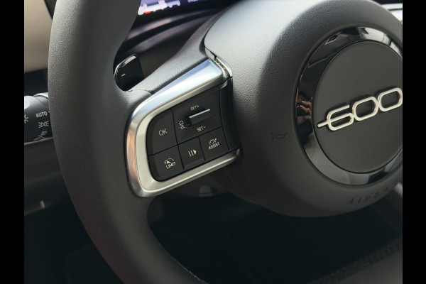 Fiat 600 1.2 HYBRID LA PRIMA STOELVERW. ELEK.KLEP LEER MASSAGE CAMERA CARPLAY ADAP.CRUISE ELEK.STOEL 18''LMV ✅ Top Auto Fiat Wijchen , 30 Jaar ervaring in Fiat , Wij leveren de : Icon / La Prima / Pop / Sport . Urban / Benzine / Hybrid . Met Fabrieksgarantie ✅