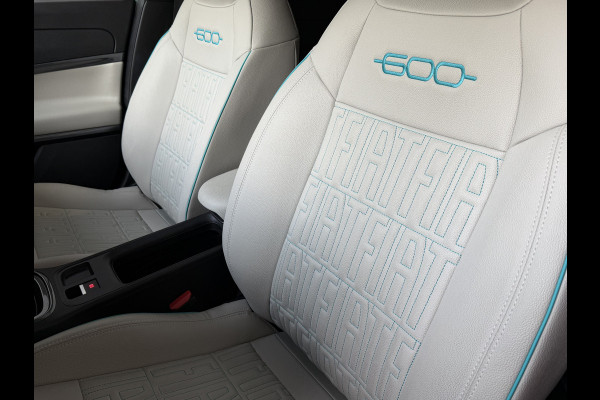 Fiat 600 1.2 HYBRID LA PRIMA STOELVERW. ELEK.KLEP LEER MASSAGE CAMERA CARPLAY ADAP.CRUISE ELEK.STOEL 18''LMV ✅ Top Auto Fiat Wijchen , 30 Jaar ervaring in Fiat , Wij leveren de : Icon / La Prima / Pop / Sport . Urban / Benzine / Hybrid . Met Fabrieksgarantie ✅