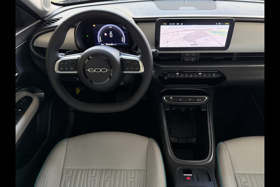 Fiat 600 1.2 HYBRID LA PRIMA STOELVERW. ELEK.KLEP LEER MASSAGE CAMERA CARPLAY ADAP.CRUISE ELEK.STOEL 18''LMV ✅ Top Auto Fiat Wijchen , 30 Jaar ervaring in Fiat , Wij leveren de : Icon / La Prima / Pop / Sport . Urban / Benzine / Hybrid . Met Fabrieksgarantie ✅