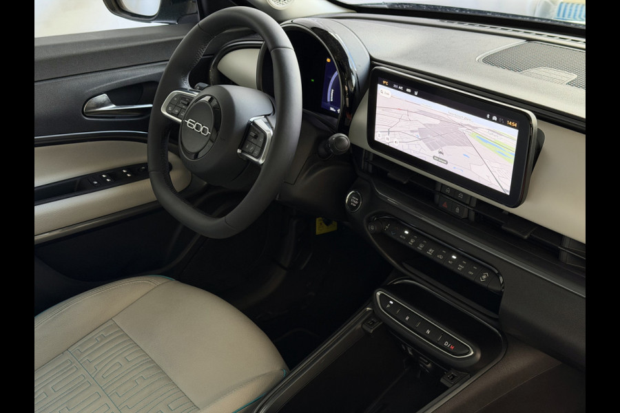 Fiat 600 1.2 HYBRID LA PRIMA STOELVERW. ELEK.KLEP LEER MASSAGE CAMERA CARPLAY ADAP.CRUISE ELEK.STOEL 18''LMV ✅ Top Auto Fiat Wijchen , 30 Jaar ervaring in Fiat , Wij leveren de : Icon / La Prima / Pop / Sport . Urban / Benzine / Hybrid . Met Fabrieksgarantie ✅