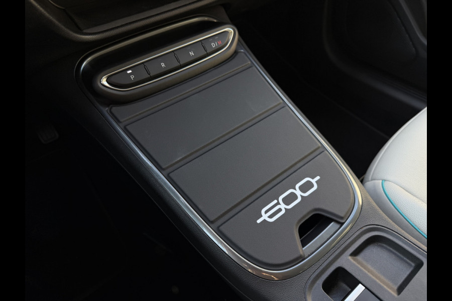 Fiat 600 1.2 HYBRID LA PRIMA STOELVERW. ELEK.KLEP LEER MASSAGE CAMERA CARPLAY ADAP.CRUISE ELEK.STOEL 18''LMV ✅ Top Auto Fiat Wijchen , 30 Jaar ervaring in Fiat , Wij leveren de : Icon / La Prima / Pop / Sport . Urban / Benzine / Hybrid . Met Fabrieksgarantie ✅