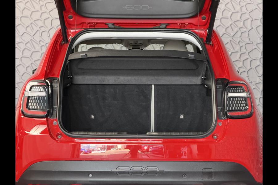 Fiat 600 1.2 HYBRID LA PRIMA STOELVERW. ELEK.KLEP LEER MASSAGE CAMERA CARPLAY ADAP.CRUISE ELEK.STOEL 18''LMV ✅ Top Auto Fiat Wijchen , 30 Jaar ervaring in Fiat , Wij leveren de : Icon / La Prima / Pop / Sport . Urban / Benzine / Hybrid . Met Fabrieksgarantie ✅