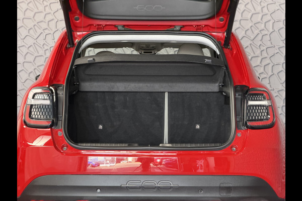 Fiat 600 1.2 HYBRID LA PRIMA STOELVERW. ELEK.KLEP LEER MASSAGE CAMERA CARPLAY ADAP.CRUISE ELEK.STOEL 18''LMV ✅ Top Auto Fiat Wijchen , 30 Jaar ervaring in Fiat , Wij leveren de : Icon / La Prima / Pop / Sport . Urban / Benzine / Hybrid . Met Fabrieksgarantie ✅