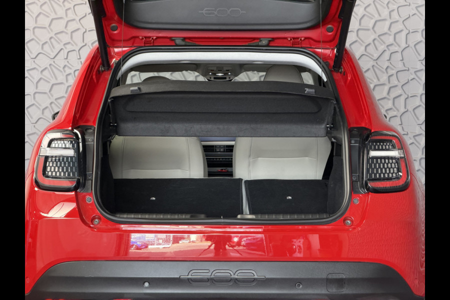 Fiat 600 1.2 HYBRID LA PRIMA STOELVERW. ELEK.KLEP LEER MASSAGE CAMERA CARPLAY ADAP.CRUISE ELEK.STOEL 18''LMV ✅ Top Auto Fiat Wijchen , 30 Jaar ervaring in Fiat , Wij leveren de : Icon / La Prima / Pop / Sport . Urban / Benzine / Hybrid . Met Fabrieksgarantie ✅