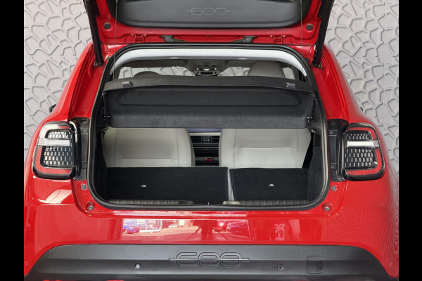 Fiat 600 1.2 HYBRID LA PRIMA STOELVERW. ELEK.KLEP LEER MASSAGE CAMERA CARPLAY ADAP.CRUISE ELEK.STOEL 18''LMV ✅ Top Auto Fiat Wijchen , 30 Jaar ervaring in Fiat , Wij leveren de : Icon / La Prima / Pop / Sport . Urban / Benzine / Hybrid . Met Fabrieksgarantie ✅