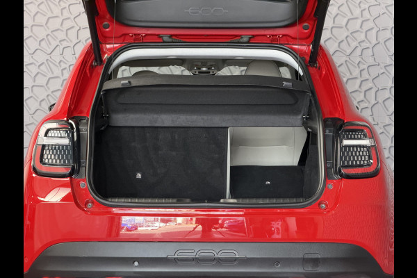 Fiat 600 1.2 HYBRID LA PRIMA STOELVERW. ELEK.KLEP LEER MASSAGE CAMERA CARPLAY ADAP.CRUISE ELEK.STOEL 18''LMV ✅ Top Auto Fiat Wijchen , 30 Jaar ervaring in Fiat , Wij leveren de : Icon / La Prima / Pop / Sport . Urban / Benzine / Hybrid . Met Fabrieksgarantie ✅
