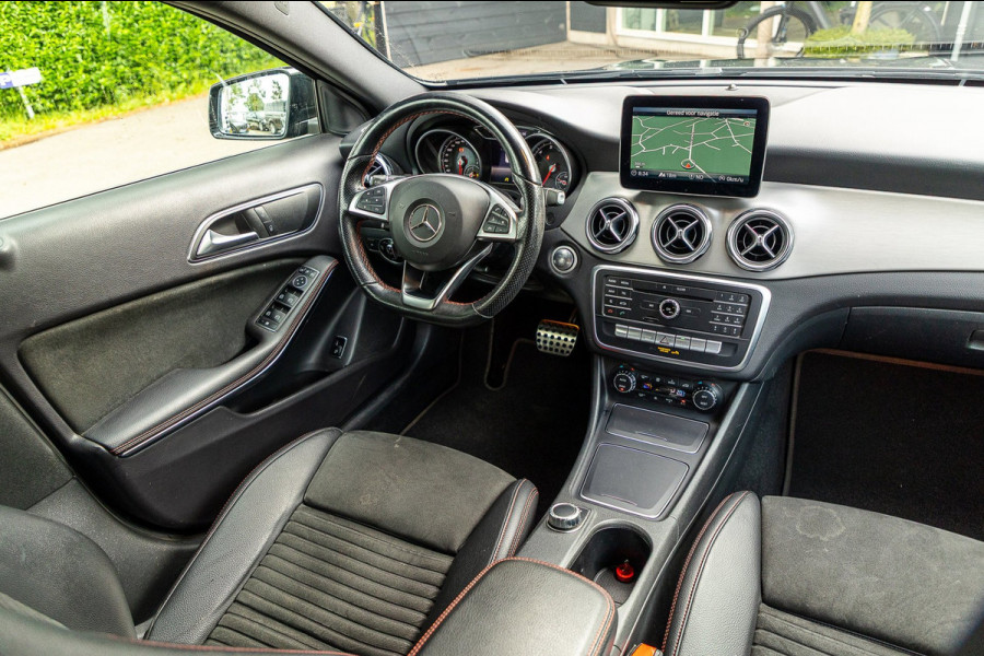 Mercedes-Benz GLA 180 Business Solution AMG Night Upgrade I Trekhaak I Cruise I Navigatie I 19 Inch I Led I Camera
