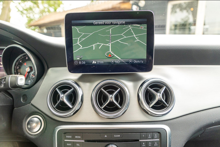 Mercedes-Benz GLA 180 Business Solution AMG Night Upgrade I Trekhaak I Cruise I Navigatie I 19 Inch I Led I Camera