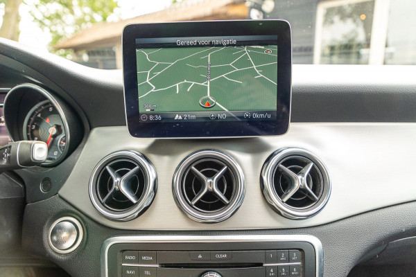 Mercedes-Benz GLA 180 Business Solution AMG Night Upgrade I Trekhaak I Cruise I Navigatie I 19 Inch I Led I Camera