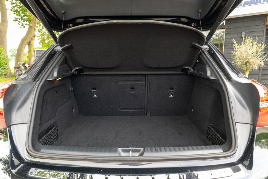 Mercedes-Benz GLA 180 Business Solution AMG Night Upgrade I Trekhaak I Cruise I Navigatie I 19 Inch I Led I Camera