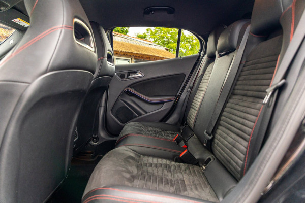 Mercedes-Benz GLA 180 Business Solution AMG Night Upgrade I Trekhaak I Cruise I Navigatie I 19 Inch I Led I Camera
