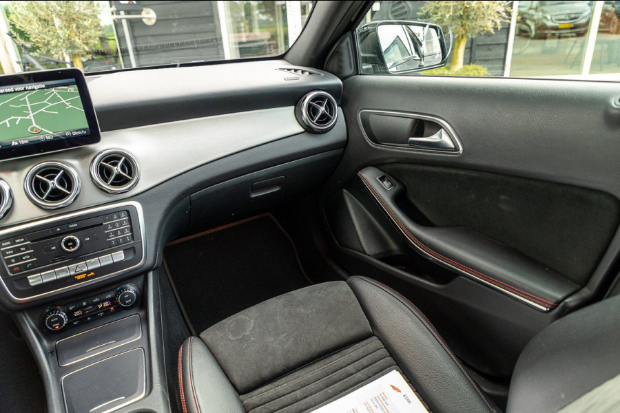 Mercedes-Benz GLA 180 Business Solution AMG Night Upgrade I Trekhaak I Cruise I Navigatie I 19 Inch I Led I Camera