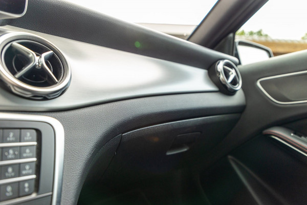 Mercedes-Benz GLA 180 Business Solution AMG Night Upgrade I Trekhaak I Cruise I Navigatie I 19 Inch I Led I Camera