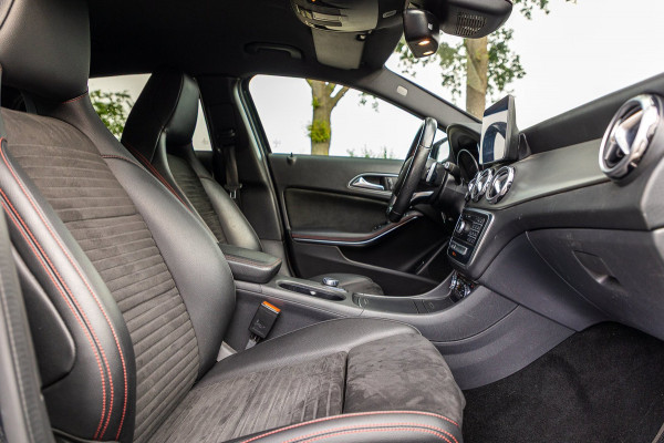 Mercedes-Benz GLA 180 Business Solution AMG Night Upgrade I Trekhaak I Cruise I Navigatie I 19 Inch I Led I Camera