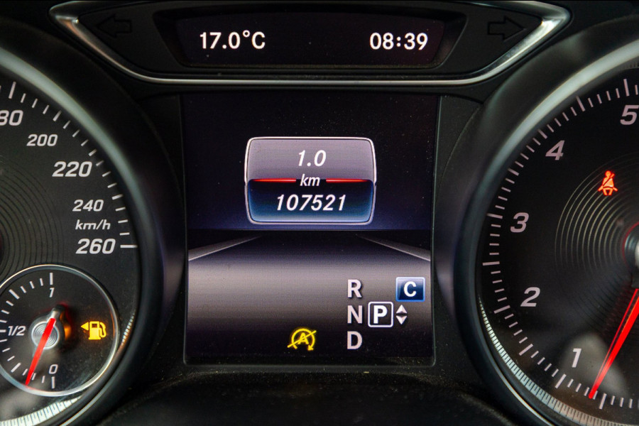 Mercedes-Benz GLA 180 Business Solution AMG Night Upgrade I Trekhaak I Cruise I Navigatie I 19 Inch I Led I Camera