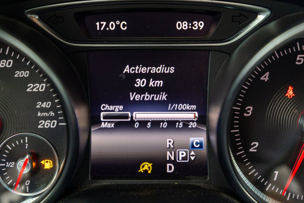 Mercedes-Benz GLA 180 Business Solution AMG Night Upgrade I Trekhaak I Cruise I Navigatie I 19 Inch I Led I Camera