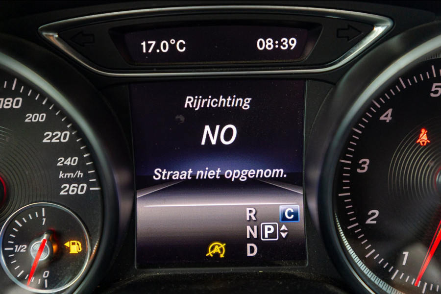 Mercedes-Benz GLA 180 Business Solution AMG Night Upgrade I Trekhaak I Cruise I Navigatie I 19 Inch I Led I Camera