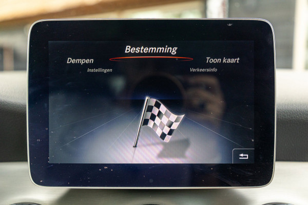 Mercedes-Benz GLA 180 Business Solution AMG Night Upgrade I Trekhaak I Cruise I Navigatie I 19 Inch I Led I Camera