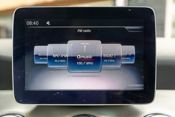 Mercedes-Benz GLA 180 Business Solution AMG Night Upgrade I Trekhaak I Cruise I Navigatie I 19 Inch I Led I Camera