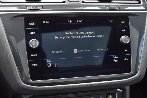 Volkswagen Tiguan 1.5 TSI ACT R-Line | TREKHAAK | CAMERA | STOELVERWARMING | NAP | PANORAMADAK