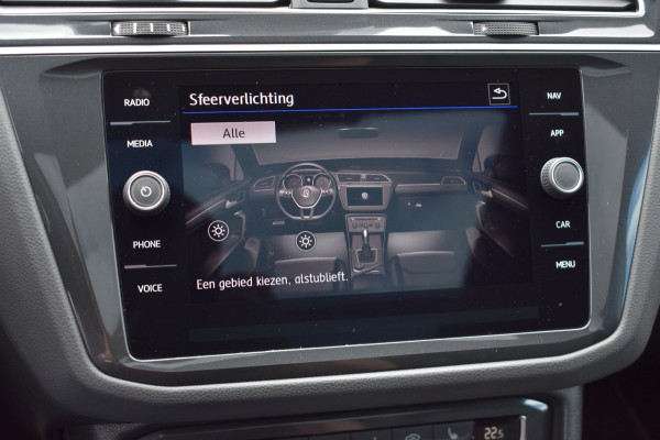 Volkswagen Tiguan 1.5 TSI ACT R-Line | TREKHAAK | CAMERA | STOELVERWARMING | NAP | PANORAMADAK