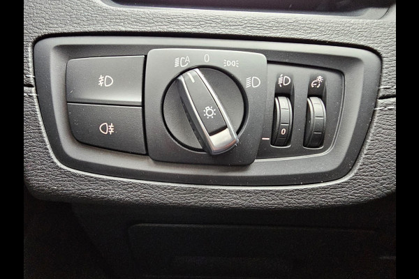 BMW X1 sDrive20i VDL Nedcar Edition | LED | Trekhaak | Leder | Stoelverwarming | Camera | Elek. achterklep |