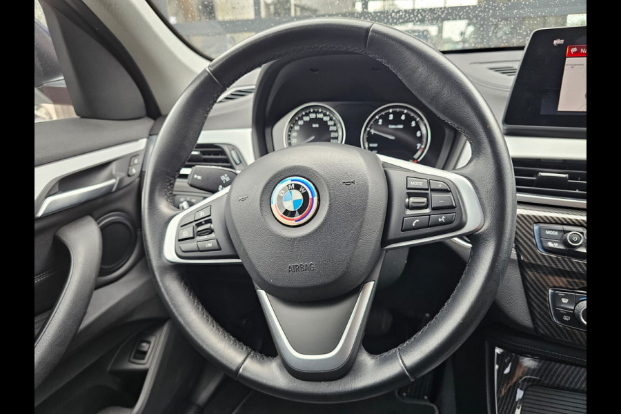BMW X1 sDrive20i VDL Nedcar Edition | LED | Trekhaak | Leder | Stoelverwarming | Camera | Elek. achterklep |