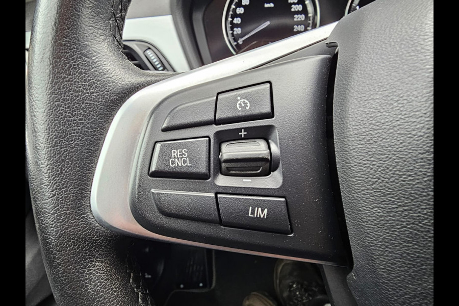 BMW X1 sDrive20i VDL Nedcar Edition | LED | Trekhaak | Leder | Stoelverwarming | Camera | Elek. achterklep |