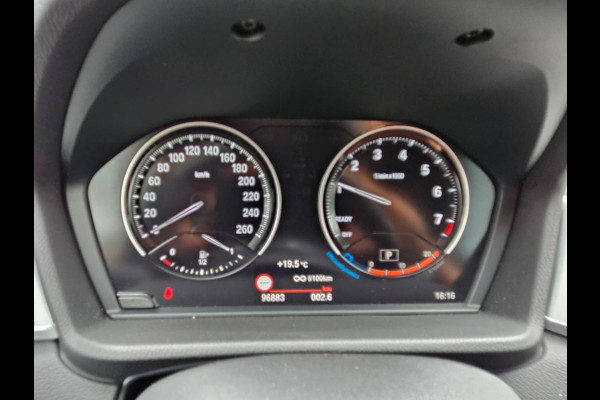 BMW X1 sDrive20i VDL Nedcar Edition | LED | Trekhaak | Leder | Stoelverwarming | Camera | Elek. achterklep |