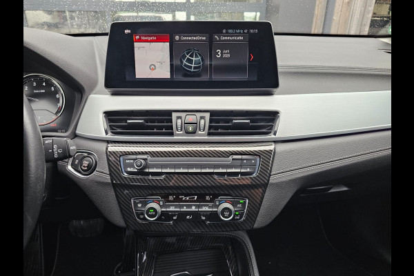 BMW X1 sDrive20i VDL Nedcar Edition | LED | Trekhaak | Leder | Stoelverwarming | Camera | Elek. achterklep |