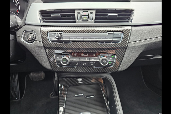 BMW X1 sDrive20i VDL Nedcar Edition | LED | Trekhaak | Leder | Stoelverwarming | Camera | Elek. achterklep |