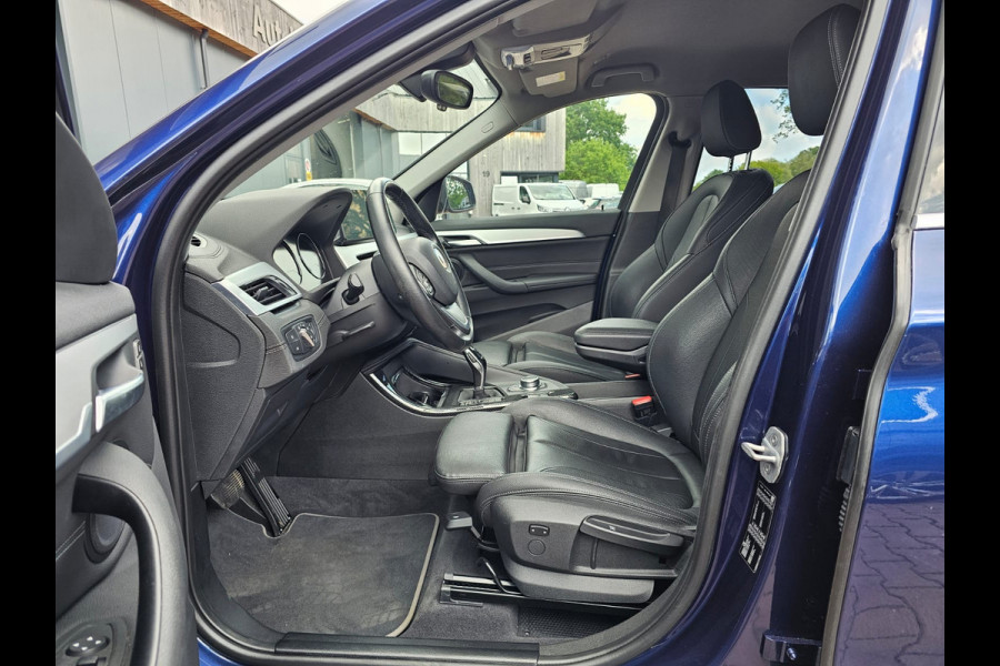 BMW X1 sDrive20i VDL Nedcar Edition | LED | Trekhaak | Leder | Stoelverwarming | Camera | Elek. achterklep |