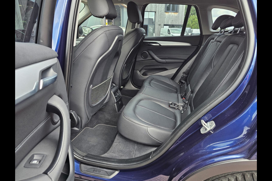 BMW X1 sDrive20i VDL Nedcar Edition | LED | Trekhaak | Leder | Stoelverwarming | Camera | Elek. achterklep |