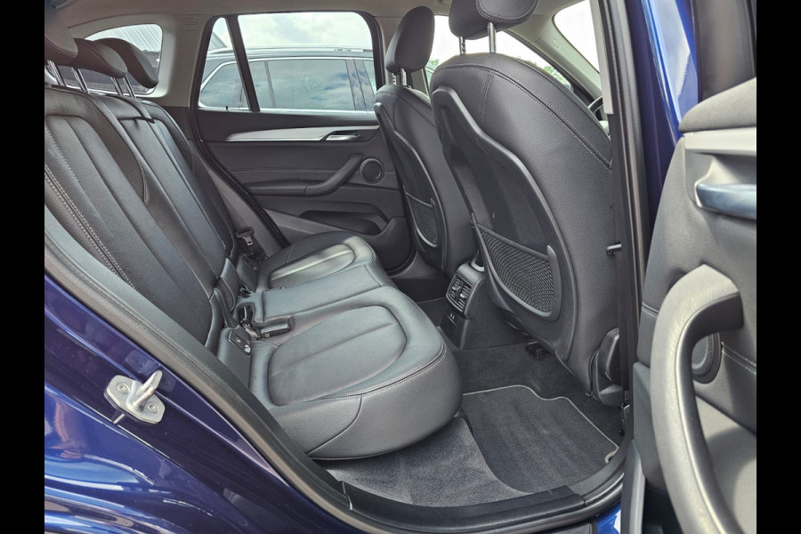 BMW X1 sDrive20i VDL Nedcar Edition | LED | Trekhaak | Leder | Stoelverwarming | Camera | Elek. achterklep |