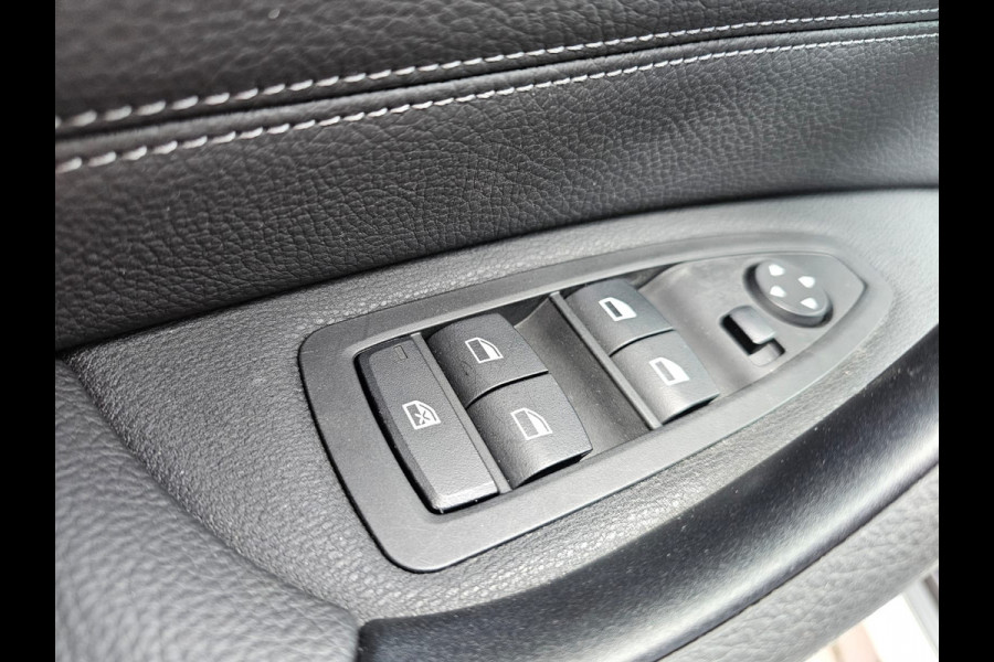BMW X1 sDrive20i VDL Nedcar Edition | LED | Trekhaak | Leder | Stoelverwarming | Camera | Elek. achterklep |
