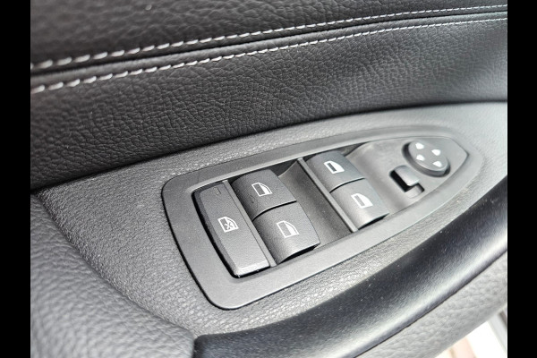 BMW X1 sDrive20i VDL Nedcar Edition | LED | Trekhaak | Leder | Stoelverwarming | Camera | Elek. achterklep |