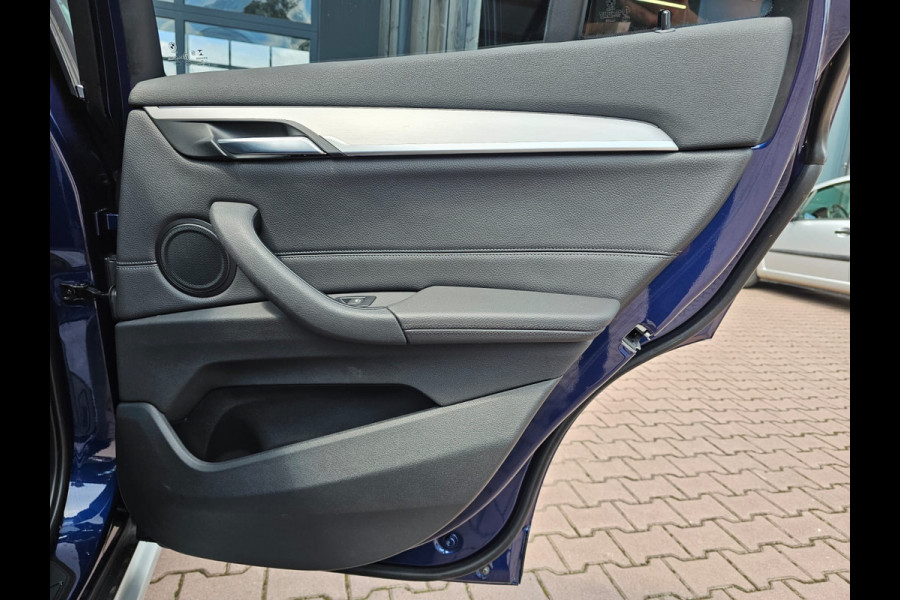 BMW X1 sDrive20i VDL Nedcar Edition | LED | Trekhaak | Leder | Stoelverwarming | Camera | Elek. achterklep |