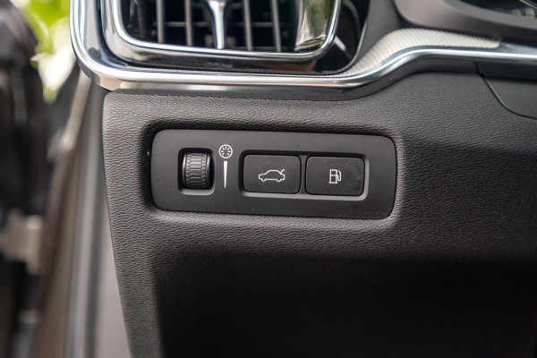 Volvo V60 2.0 T8 Twin Engine AWD Inscription Panoramadak I Leder I Adaptive Cruise I Pilot Assist I Blis I Lane Keeping I Trekhaak