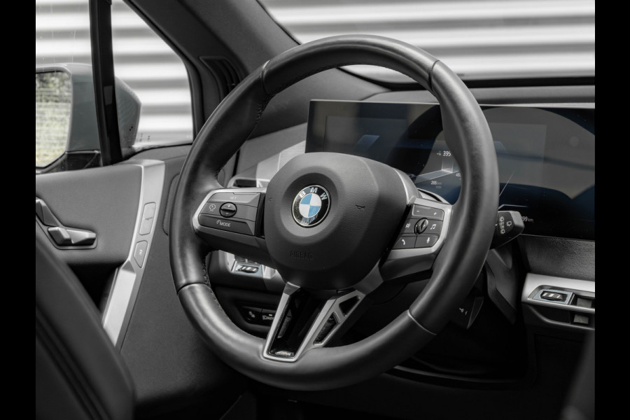 BMW iX xDrive60 112kWh - M-Sport - Trekhaak - ACC - M-Zetels - Head-up - Harman Kardon