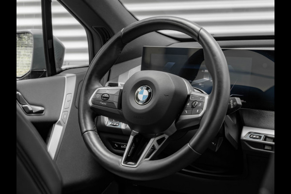 BMW iX xDrive60 112kWh - M-Sport - Trekhaak - ACC - M-Zetels - Head-up - Harman Kardon